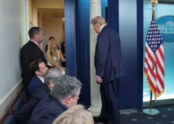 Juez frena orden de Trump que restringía ciudadanía por nacimiento