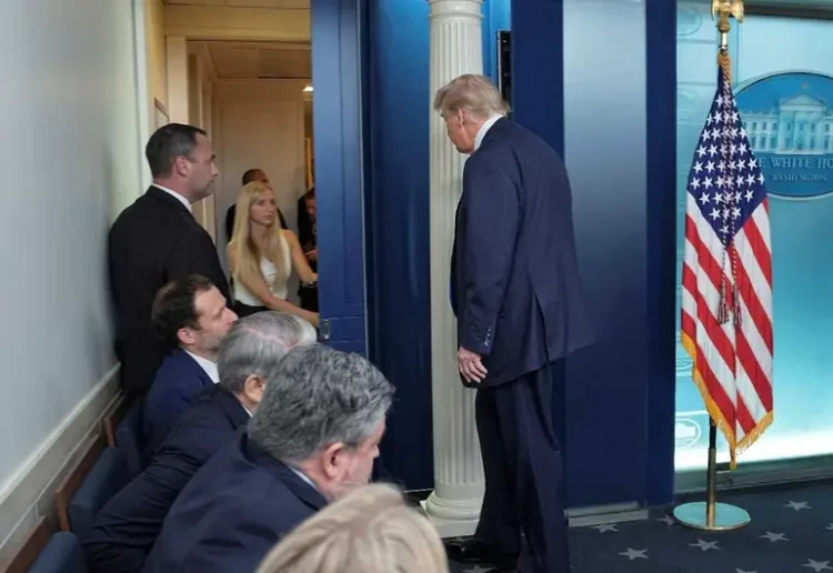 Juez frena orden de Trump que restringía ciudadanía por nacimiento