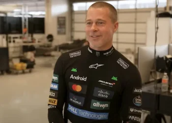 Brad Pitt cumple su sueño: maneja un F1 real con McLaren y Norris
