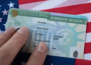 Migrantes legales buscarían naturalizarse por temor a perder su «Green Card»