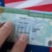 Migrantes legales buscarían naturalizarse por temor a perder su «Green Card»