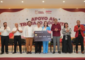 REFUERZA ALCALDESA ALIANZA CON MAGISTERIO Entrega bonos económicos a más de 4 mil maestros