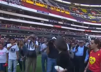 Florinda Meza revive polémica tras empujar a camarógrafo en homenaje a Chespirito
