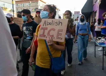Jueza federal ordena a ICE detener redadas migratorias en California