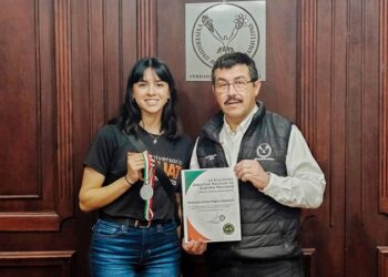 Emprenden Regina y Brandon viaje al mundial de esgrima en Europa