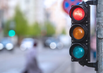 Reprograman semáforos ante la saturación en vialidades