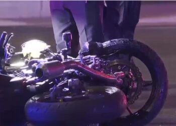 EN ESTADO CRÍTICO Mujer motociclista choca contra auto