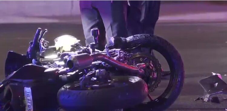 EN ESTADO CRÍTICO Mujer motociclista choca contra auto