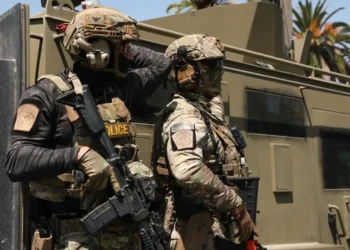 REDADAS EN CALIFORNIA Chocan defensores de migrantes con agentes de inmigración de EU