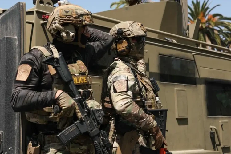 REDADAS EN CALIFORNIA Chocan defensores de migrantes con agentes de inmigración de EU