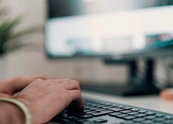 Advierten de peligros de la desinformación digital