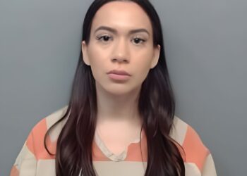 Arrestan a mujer por dejar a menor en auto