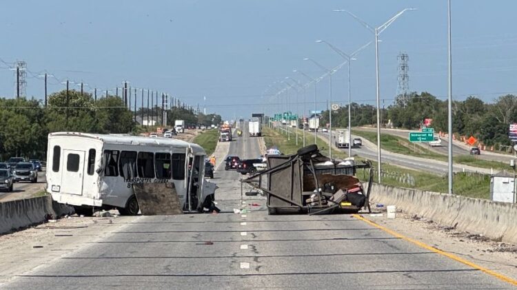 CAOS EN LA I-35 Fatal accidente deja un saldo de cuatro muertos