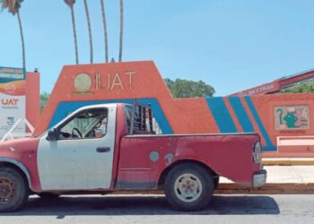 Construyen techumbre en la UAT en vacaciones