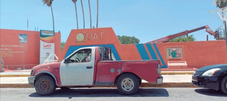 Construyen techumbre en la UAT en vacaciones