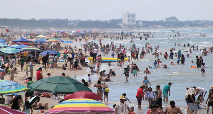 Playa Miramar, imán turístico del verano