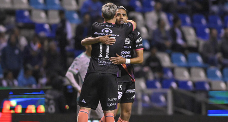 Puebla consigue su primera victoria del torneo ante Santos