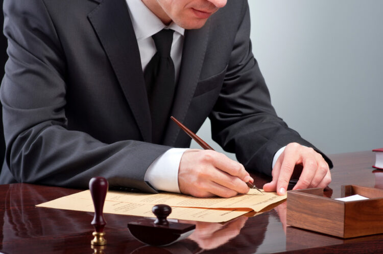 Notarios invitan a heredar certeza, no problemas en mes del testamento