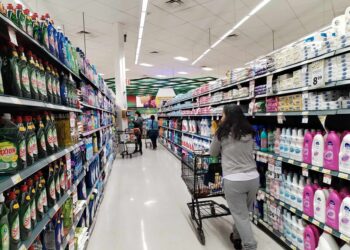 CACERÍA DE OFERTAS Trabajadores recorren las tiendas para estirar salario
