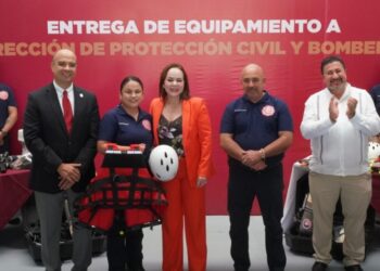 RESPALDO A HÉROES Entrega Carmen Lilia equipo por 20 millones de pesos a bomberos