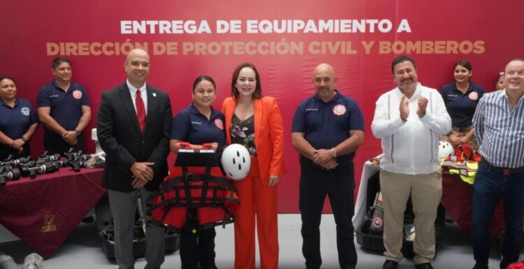 RESPALDO A HÉROES Entrega Carmen Lilia equipo por 20 millones de pesos a bomberos