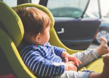 Advierten peligro de dejar a los niños solos en autos