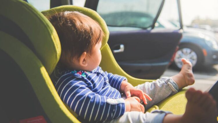 Advierten peligro de dejar a los niños solos en autos