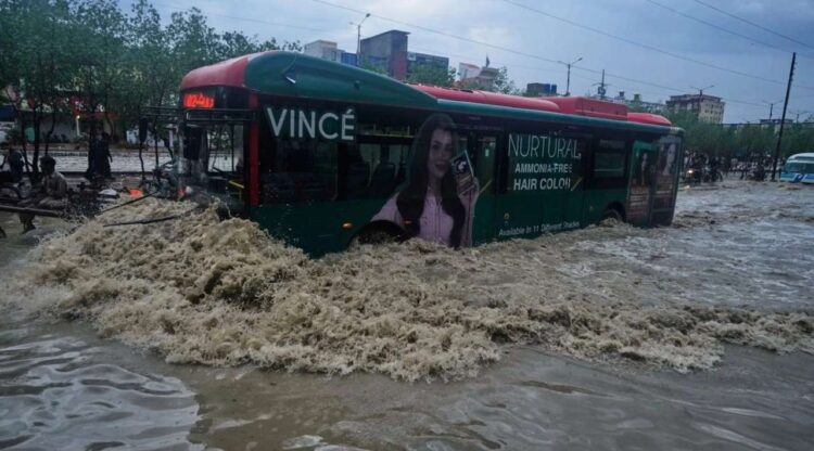 Lluvias monzónicas dejan 393 muertos