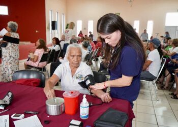 ADULTOS MAYORES RECIBEN ATENCIÓN INTEGRAL EN BRIGADA GRATUITA DEL SISTEMA DIF NUEVO LAREDO