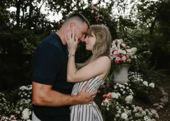 Taylor Swift y Travis Kelce confirman su compromiso