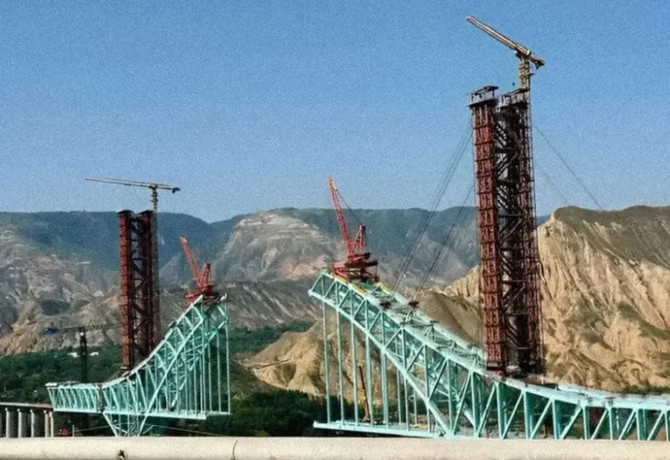 Colapso en China: puente cae y deja 12 muertos