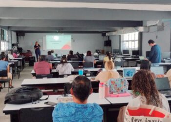 CAPACITAN A DOCENTES Reciben pláticas sobre los riesgos emocionales juveniles