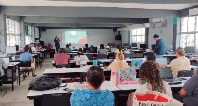 CAPACITAN A DOCENTES Reciben pláticas sobre los riesgos emocionales juveniles