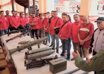 AMAS DE CASA, ENTRE ELLOS Venezolanos se enlistan ante la amenaza de EU