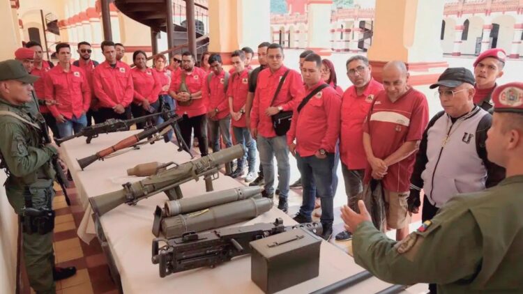 AMAS DE CASA, ENTRE ELLOS Venezolanos se enlistan ante la amenaza de EU