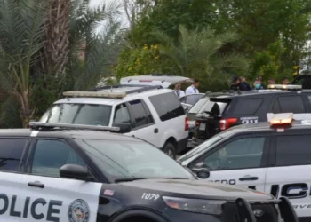 Violento sujeto escupe a oficial tras arresto