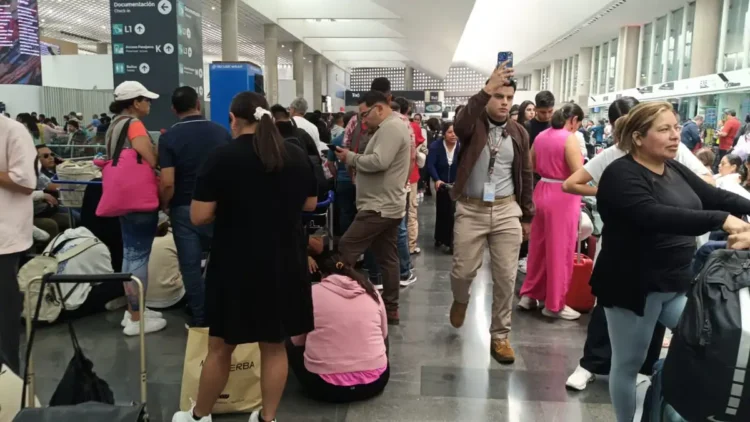 FILAS INTERMINABLES Pasajeros solicitan a aerolíneas reposición de viaje en el AICM