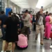 FILAS INTERMINABLES Pasajeros solicitan a aerolíneas reposición de viaje en el AICM