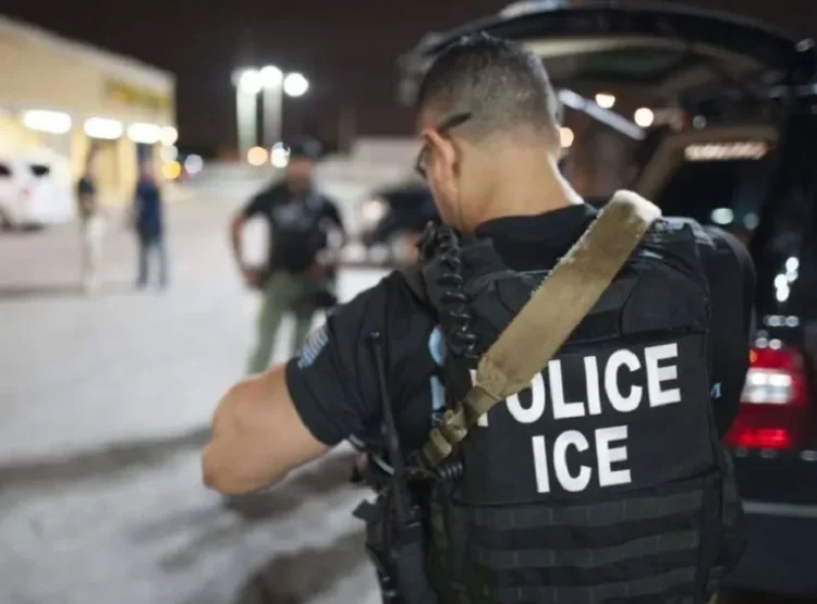 AUTORIDADES PONEN ALTO AL FRAUDE Prometía estancia legal en EU; sólo los robaba