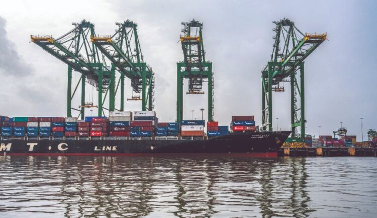 CONFUSIÓN EN ADUANA DE EU Nuevos aranceles de Trump generan caos