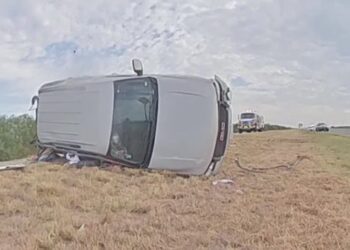 EN LA INTERESTATAL 35 Conductor dormitó y volcó en carretera