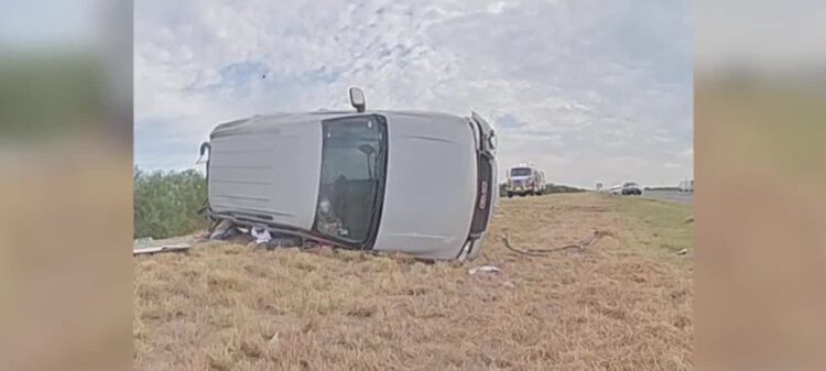 EN LA INTERESTATAL 35 Conductor dormitó y volcó en carretera
