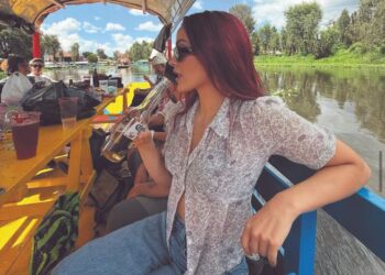 Camila Mendes Toma cerveza en trajineras de Xochimilco