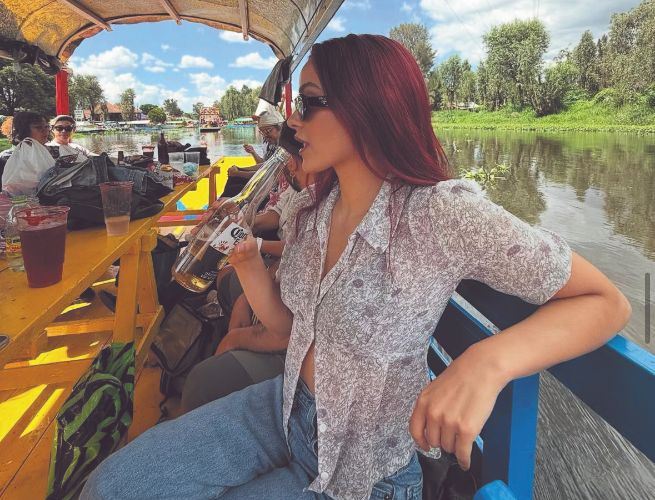 Camila Mendes Toma cerveza en trajineras de Xochimilco
