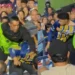 ¡Pelea en las gradas! Policía y aficionado se agarran a golpes en partido de Liga MX