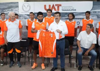 Presenta Rector de la UAT al equipo Correcaminos