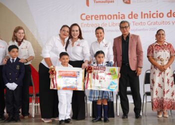 CARMEN LILIA CANTUROSAS Inicia ciclo escolar en NLD con entrega de apoyos