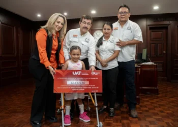 Familia UAT entrega donativo en apoyo a salud de la niña Natalia