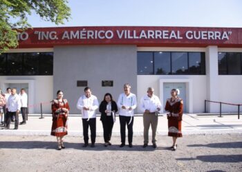 LEGADO DE SU PADRE Inaugura Américo gimnasio en la Escuela Normal de Educadoras