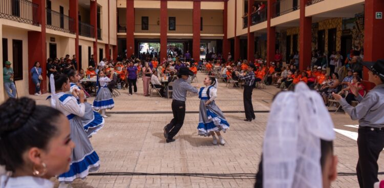 Festeja la UAT a los abuelitos con un paseo al pueblo mágico de Tula
